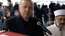Erdoğan törenle uğurlanan Uzman Çavuş Emre Baysal'ın cenazesine elini koyarak, 