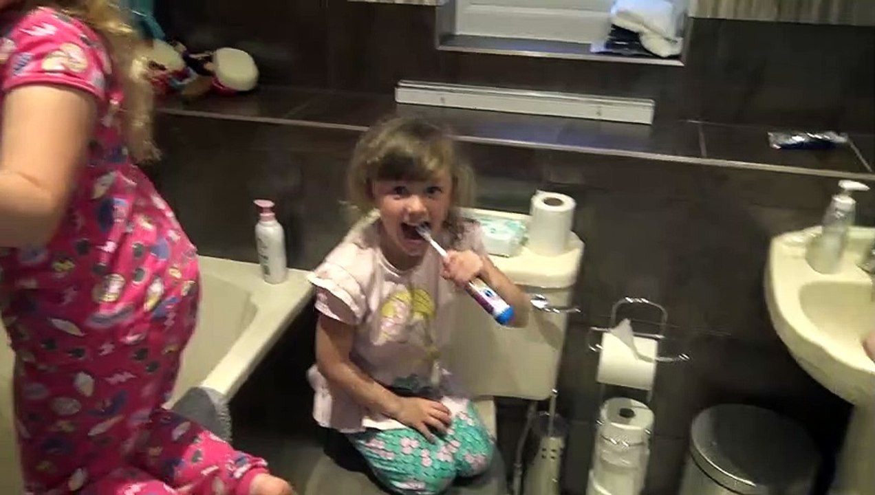 Sophia, Isabella e Alice - Brincando pela Casa