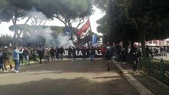 L'arrivo ai tornelli degli Ultras Lazio