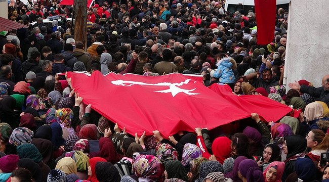 Şehit oğlunun beresine sarılarak gözyaşı döktü