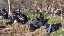 Düzensiz göçmenler Pazarkule Sınır Kapısı önünde bekliyor - EDİRNE
