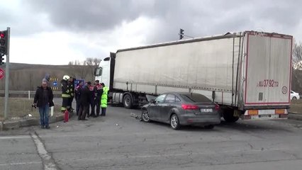 Tırla otomobil çarpıştı: 4 yaralı