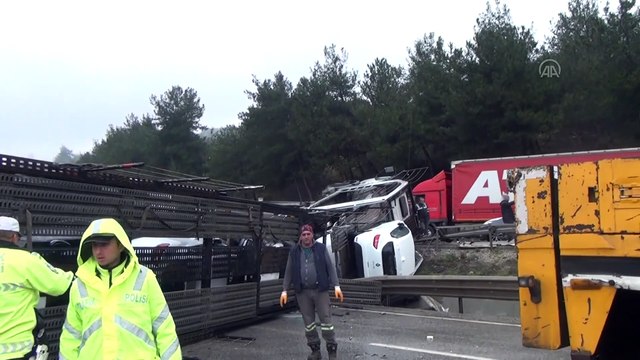 Sıfır kilometre otomobil yüklü tır devrildi - BURSA