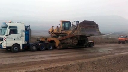 Transporting The Huge Komatsu D475 Dozer By Side