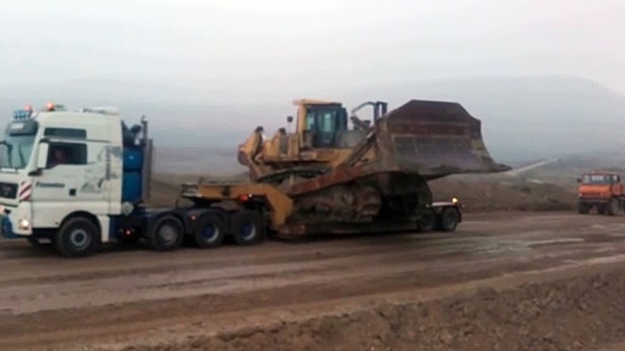 Transporting The Huge Komatsu D475 Dozer By Side