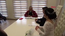 Bursa 29 şubat'ta nikah masasına oturan uzman çavuş, asker selamıyla 'evet' dedi