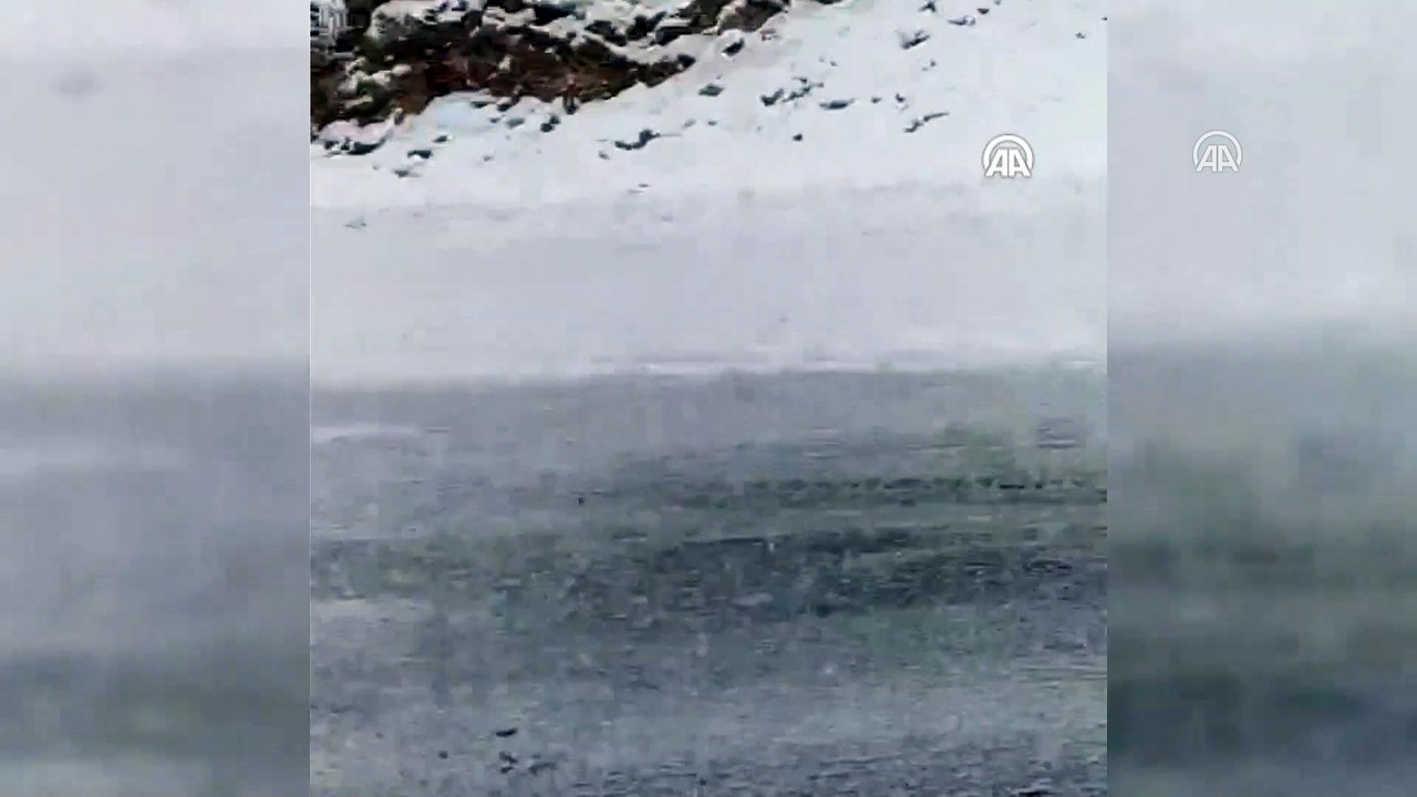 Antalya-Konya kara yolunda ulaşım kar yağışı nedeniyle güçlükle sağlanıyor