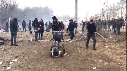 Edirne Valiliği, engelli düzensiz göçmene tekerlekli sandalye verdi