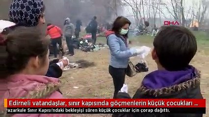 Edirneli vatandaşlar, sınır kapısında göçmenlerin küçük çocukları için çorap dağıttı