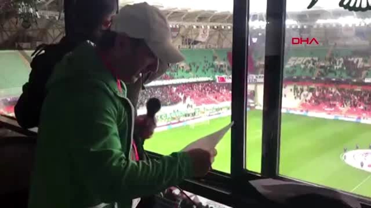 Spor konyaspor'un anonsçusu, şehitlerin isimlerini okurken gözyaşı döktü