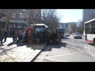 Ora News - Studentët në radhë për një abone, bashkia hesht për situatën