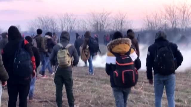 Düzensiz göçmenlere, Yunan güvenlik güçleri biber gazı ile müdahale etti