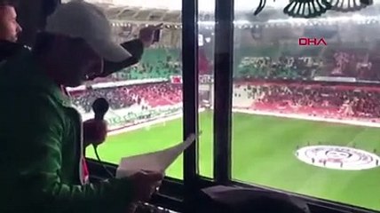 Şehitlerin adını anons yapan spikerin duygulu anları kameraya yansıdı