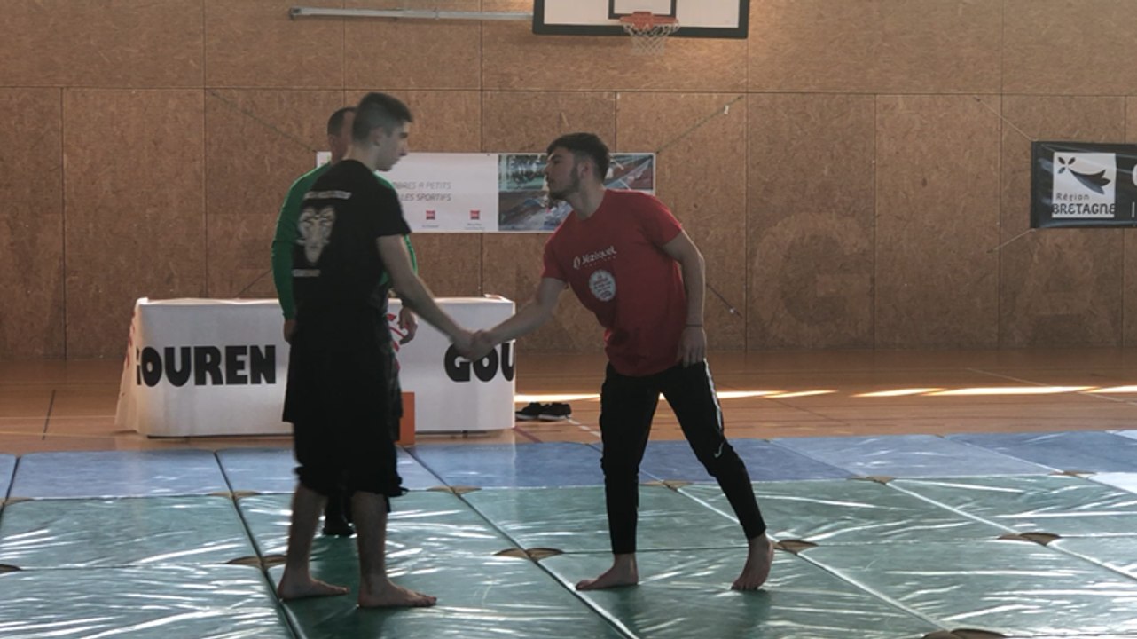 Combat de back-hold