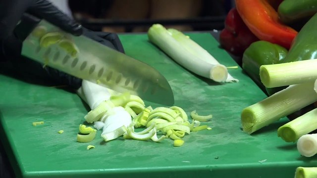 لاجئون هاربون من المآسي يمتهنون الطهو داخل مطعم في مدريد