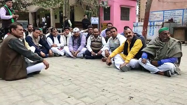 शामली विद्युत कर्मचारी पर मुकदमा होने के बाद भाकियू ने किया धरना समाप्त