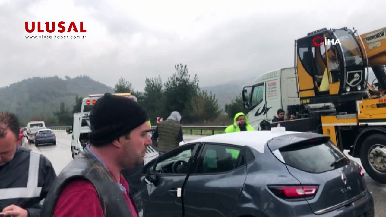 Renault tırı devrildi, sıfır kilometre araçlar hurdaya döndü