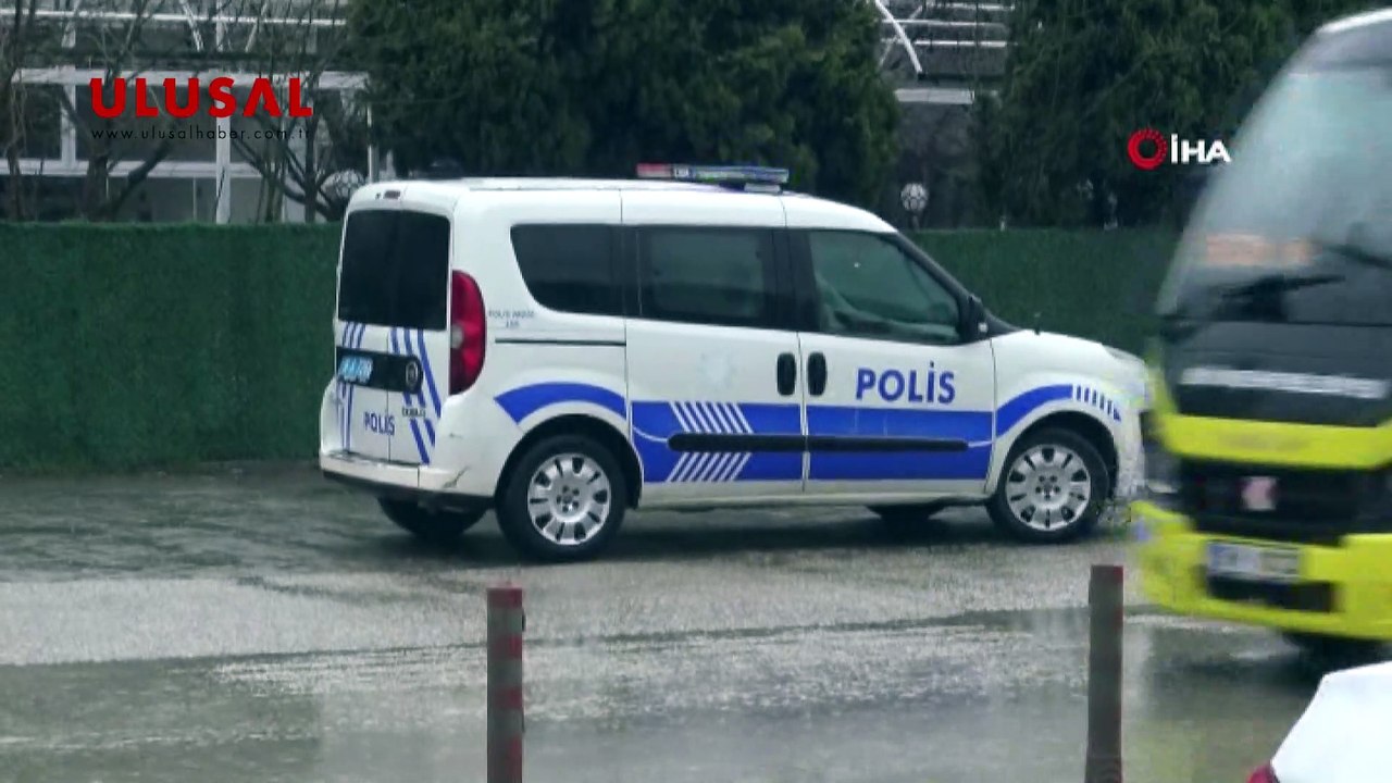 Genç kadını göğsünden vurup yola attılar