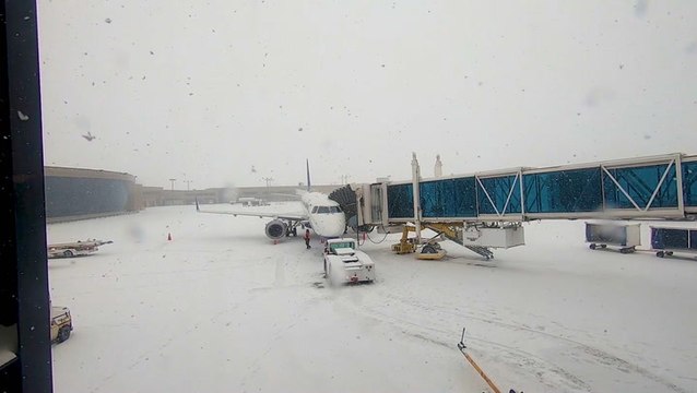 Snow overtakes airport