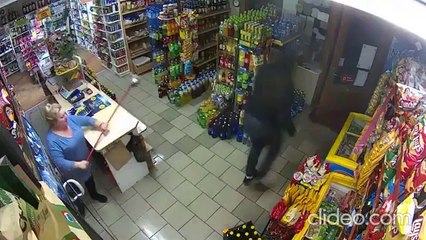 Elle fait fuir un braqueur avec une serpillière... joli