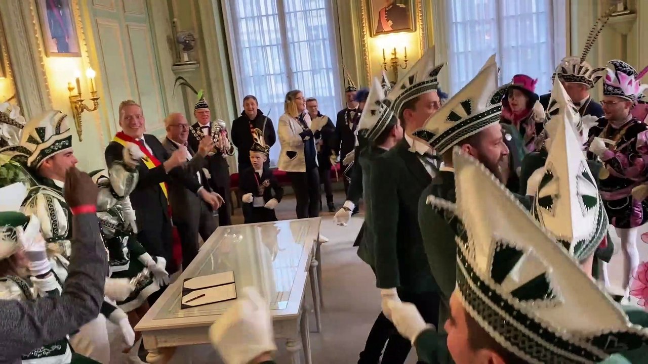 Le prince carnaval de Verviers Nathan 1er fait danser les élus