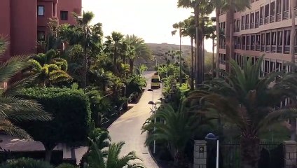 Momento en el que evacúan en ambulancia al quinto turista italiano que da positivo en coronavirus en Tenerife