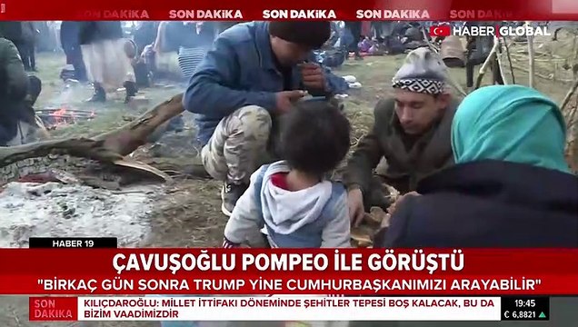 Gazeteci Ela Sezen, atkısını çıkarıp Yunanistan sınırında soğuk havada üşüyen mülteci çocuğun çıplak ayaklarına sardı