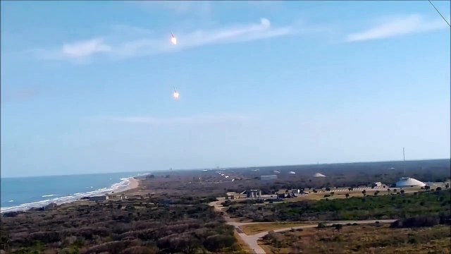 Boules de feu incroyables produites par le retour des propulseurs de fusée de SpaceX