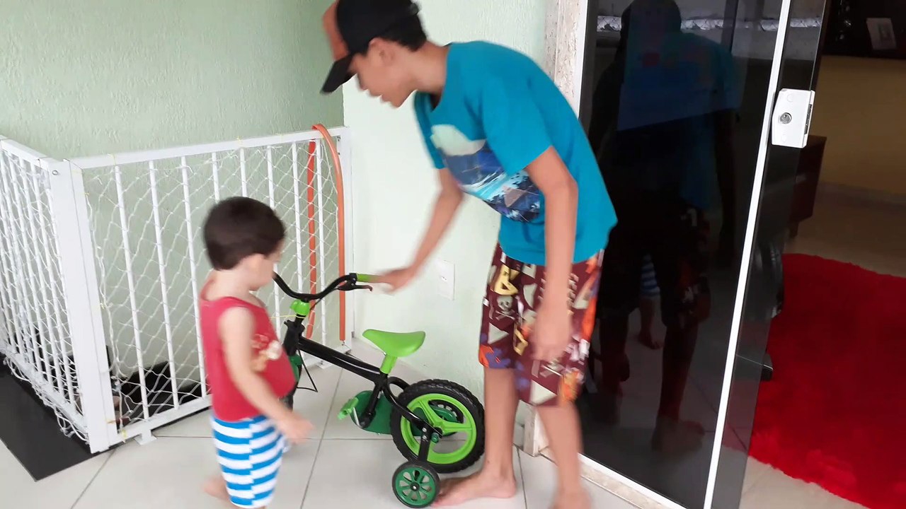 APRENDENDO A ANDAR DE BICICLETA    Învățând să mergi cu bicicleta   Learning to ride a bike