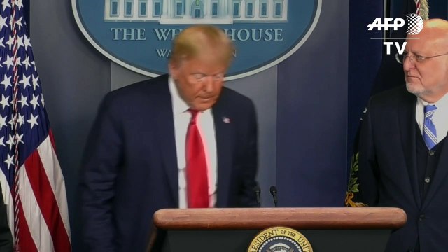 Trump llama a la calma tras primera muerte por el coronavirus en EEUU