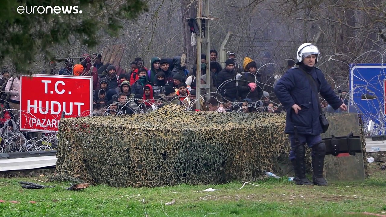 À la frontière gréco-turque, migrants et gardes-frontières se font face