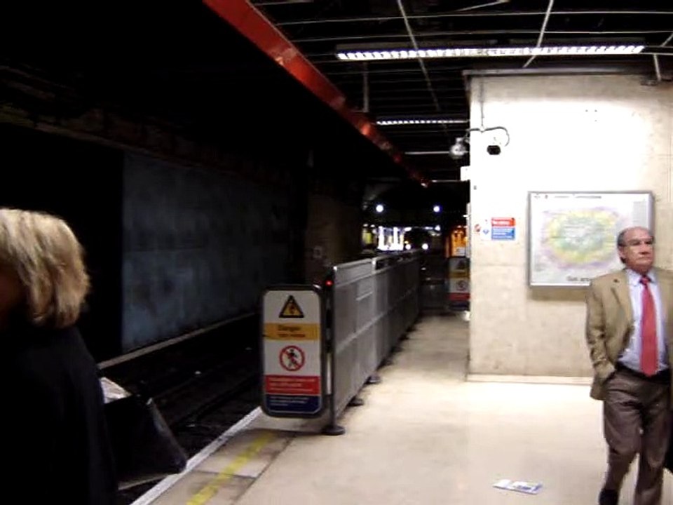 Train entering Waterloo platform