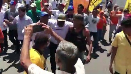 Venezuela’da Guaido'yu protesto eden grup ve taraftarları arasında arbede yaşandı - CARACAS