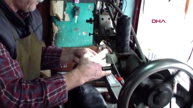 Afyonkarahisar 29 yıldır, 1,5 metrekarelik dükkanda ayakkabı tamirciliği yapıyor