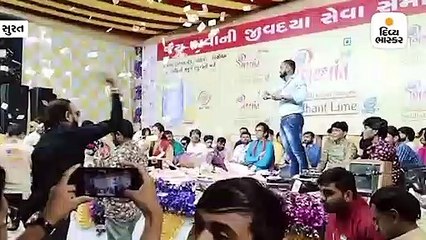 મોટા વરાછામાં ગૌશાળાના લાભાર્થે યોજાયેલા ડાયરામાં રૂપિયાનો વરસાદ થયો