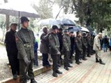Şehidin cenaze töreninde, askerler ıslanmasınlar diye vatandaşlar şemsiye tuttu