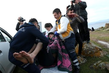 Eksi 5 derecedeki suya atlayan göçmen, hipotermi geçirdi