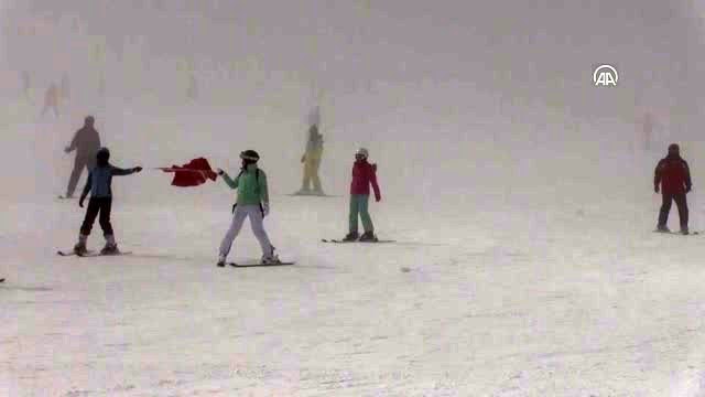 İdlib şehitleri Erciyes'te Türk bayraklarıyla yapılan kayakla anıldı