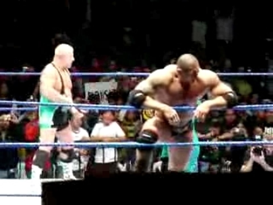 Batista, Finlay y Hornswoggle en Ecuador