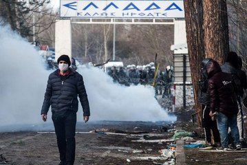 Son Dakika: Yunan askerleri, Avrupa'ya geçmek için sınırlarına akın eden göçmenlere gaz bombası attı
