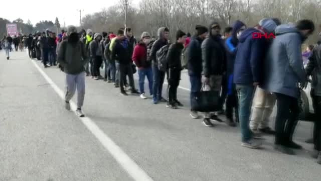Edirne pazarkule'de göçmenlerin yemek sırası