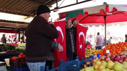 Akhisar Belediyesi şehitler için bayrak dağıttı