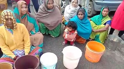 स्लग -पानी की किल्लत से नगरवासी हुए परेशान,मार्ग किया बंद