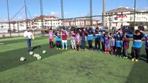 Düzce trabzonspor futbol okulu sporcuları kemençe ve horonla ısınıyor