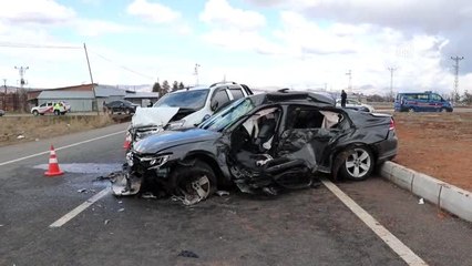 Otomobille pikap çarpıştı: 5 yaralı