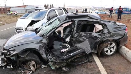 Otomobille pikap çarpıştı: 5 yaralı - ELAZIĞ