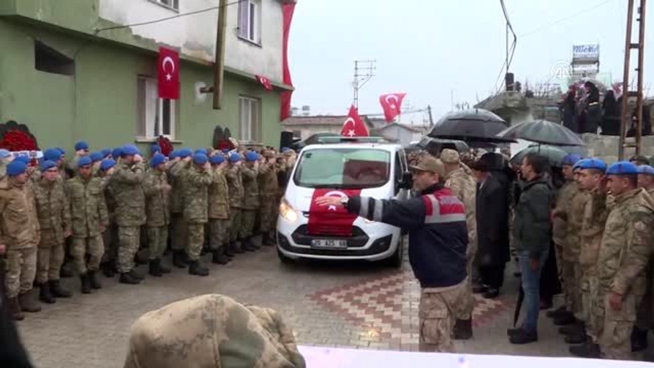 Şehit cenazesinde Mehmetçiğe şemsiye tutan Abbasoğulları