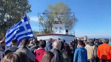 Midilli'de aşırı sağcılar göçmenlerin karaya çıkışını engelleyip gazetecilere saldırdı