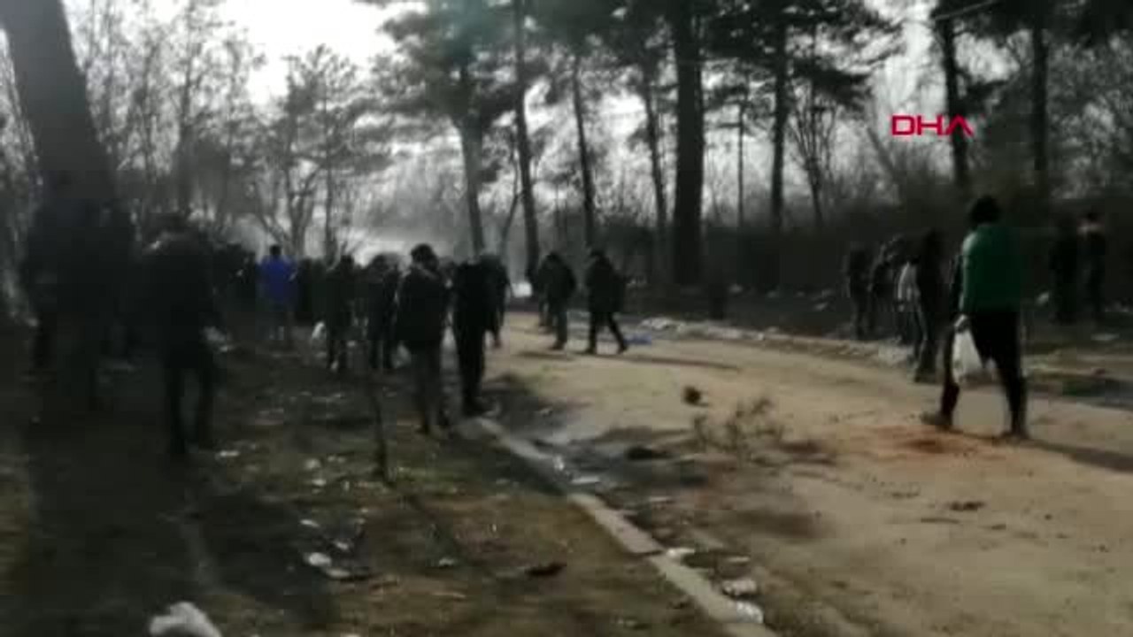 Göçmenler, yunan güvenlik güçlerinin biber gazlı müdahalesine taşla karşılık veriyor