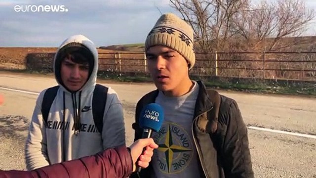 Miles de migrantes y refugiados intentan cruzar a territorio griego desde Turquía sin éxito